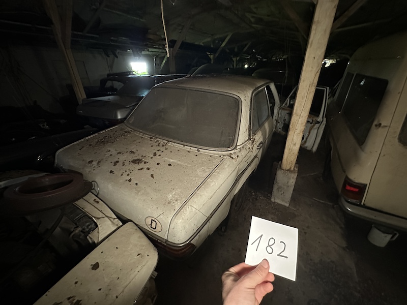 200D, W 123